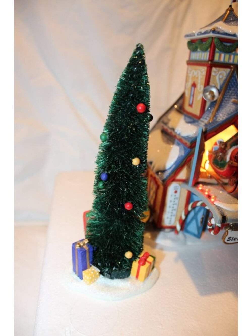 Dept 56 North Pole - Santa's Sleight Launch Gift Set - Picture 4 of 11